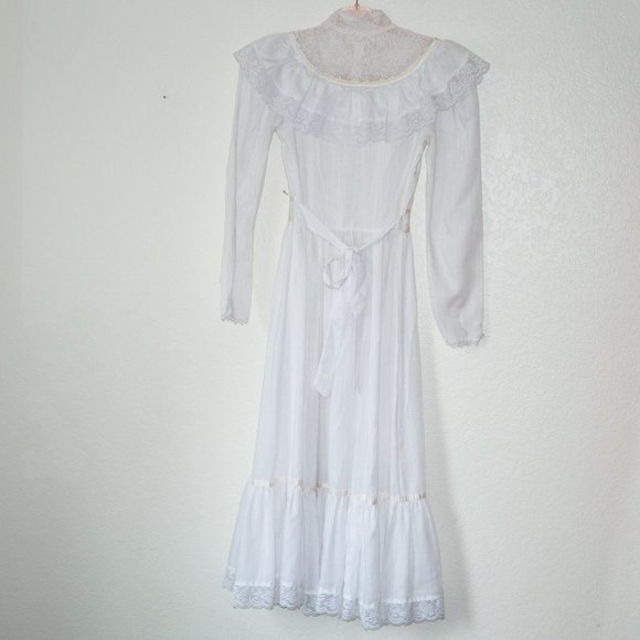 White gunnesax prarie dress with buttons down the front - Picture 6 of 8